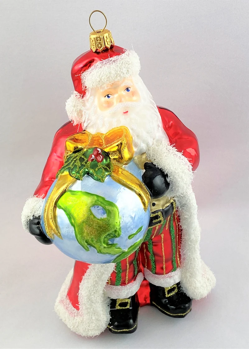 Weihnachtsmann hat den Globus als Geschenk verpackt