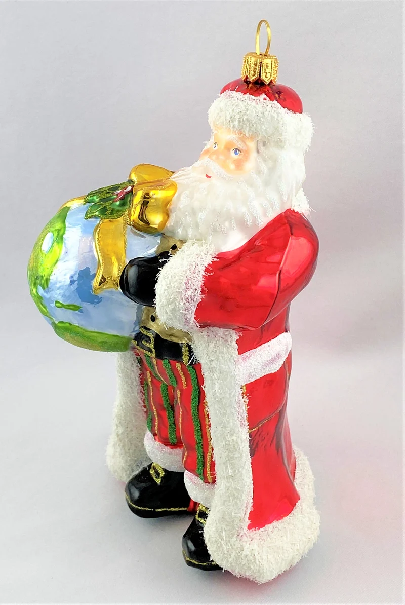 Weihnachtsmann hat den Globus als Geschenk verpackt