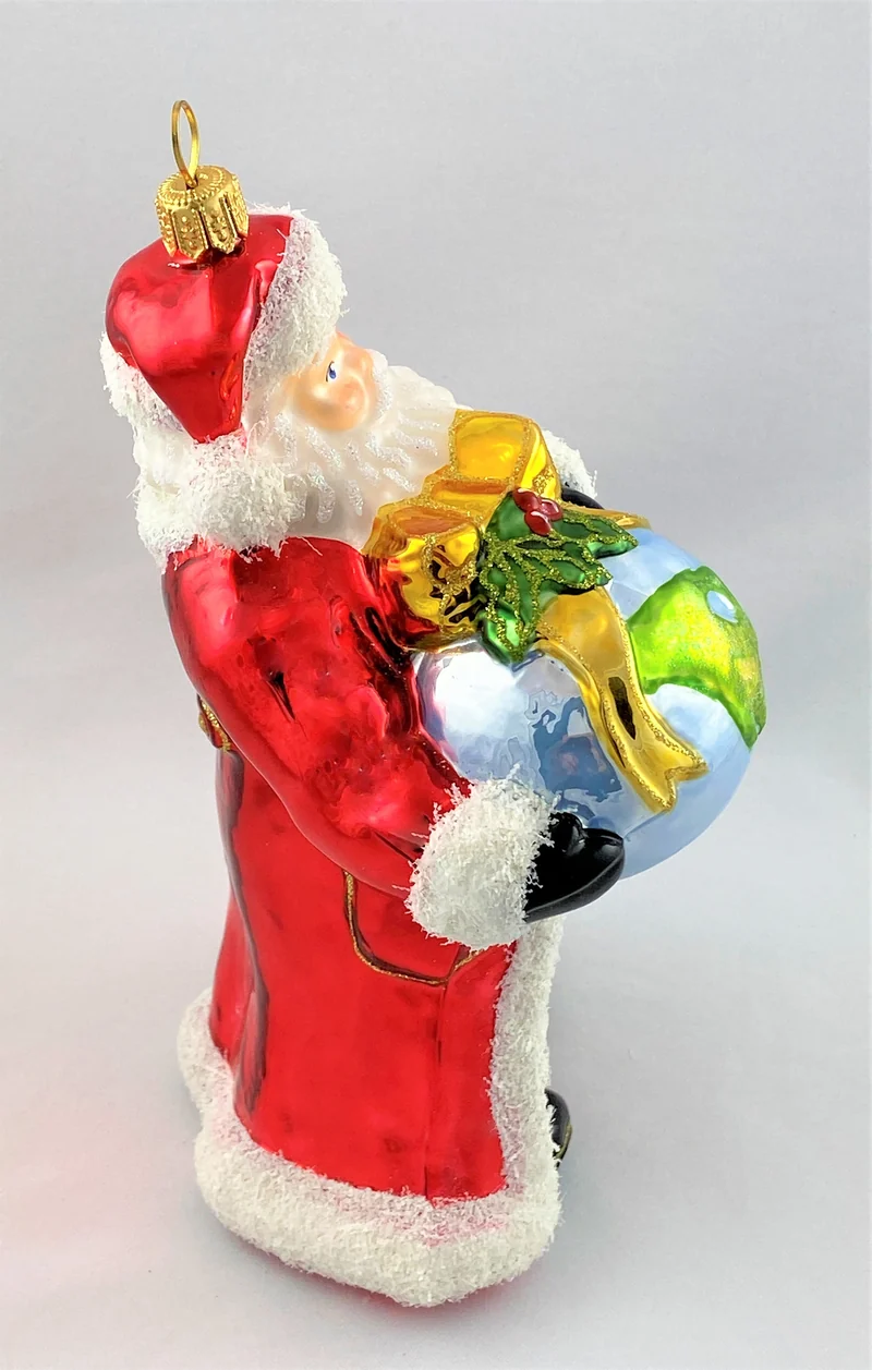 Weihnachtsmann hat den Globus als Geschenk verpackt