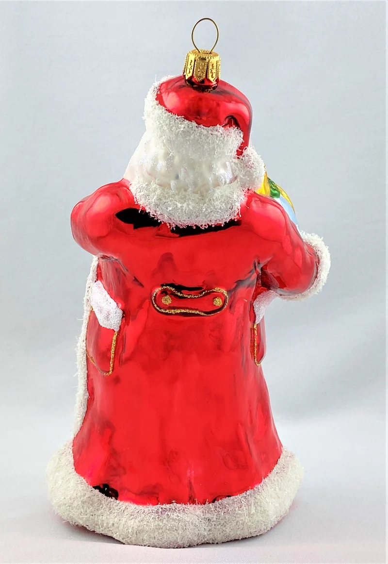 Weihnachtsmann hat den Globus als Geschenk verpackt