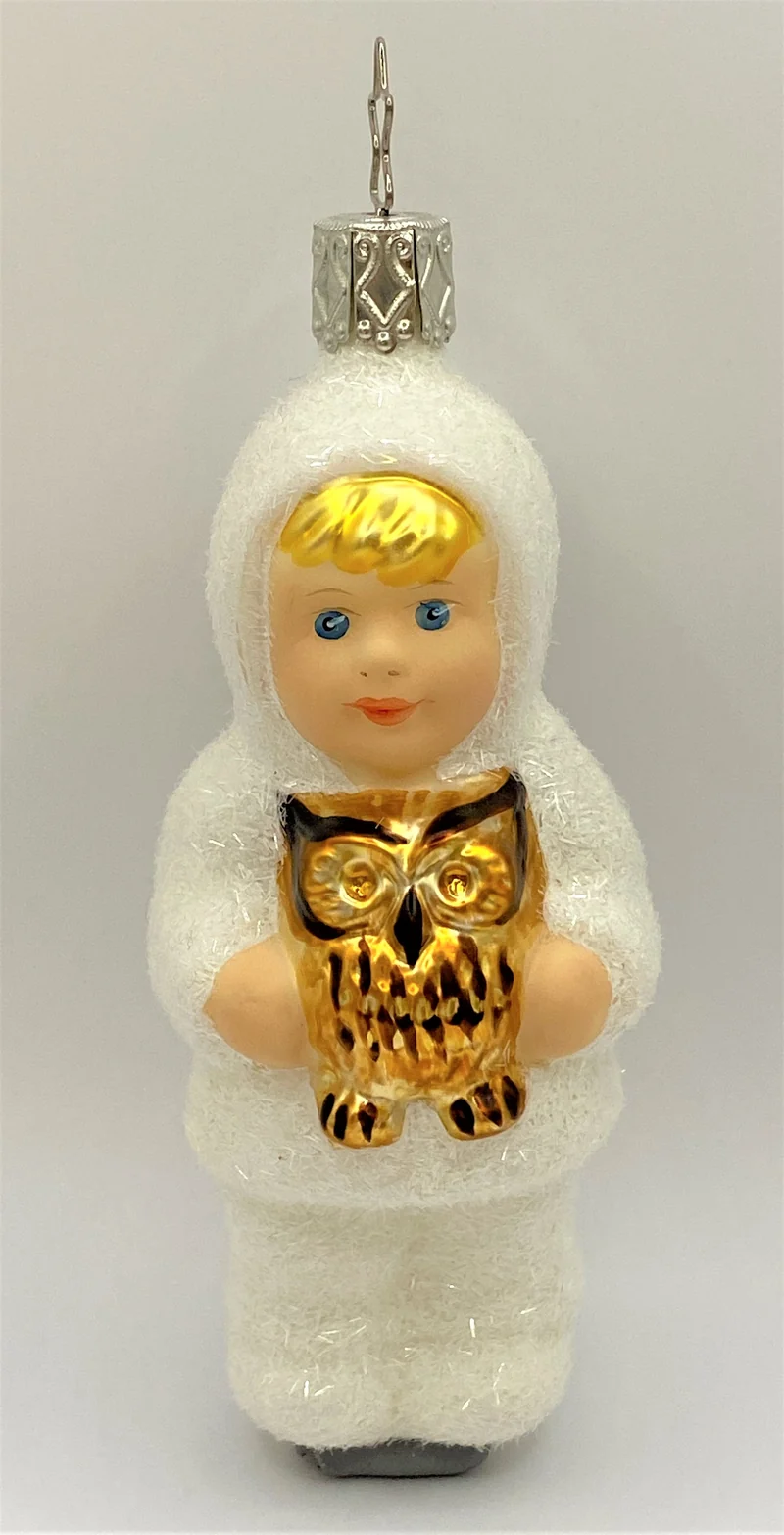 Schneekind spielt mit der Eule