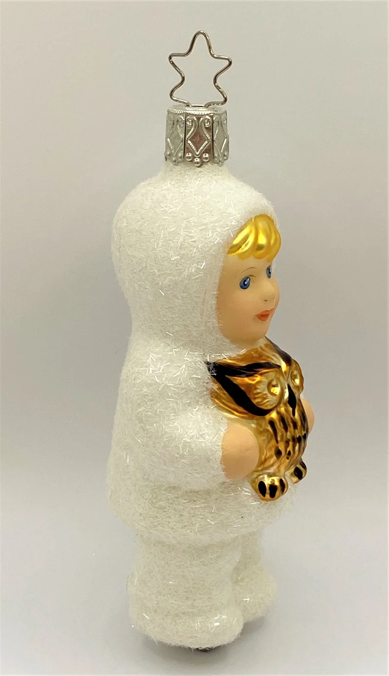 Schneekind spielt mit der Eule