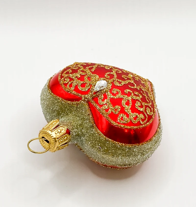 Rotes Herz mit goldenen Kringeln