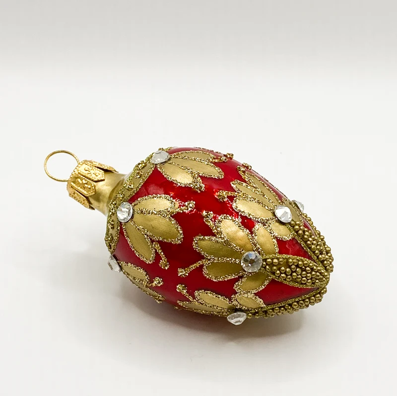 Kleines rotes Ei mit Golddekor