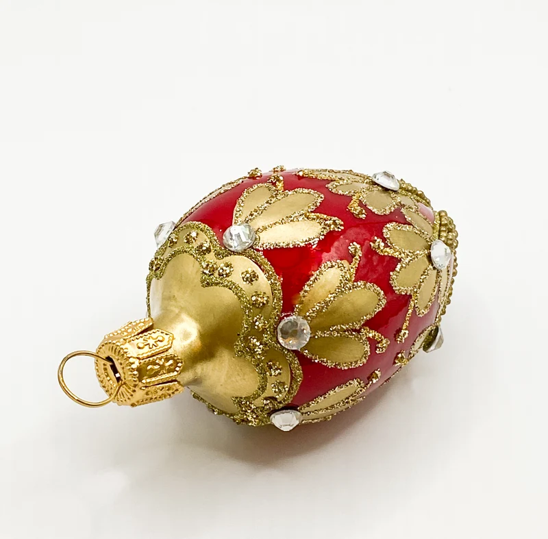 Kleines rotes Ei mit Golddekor