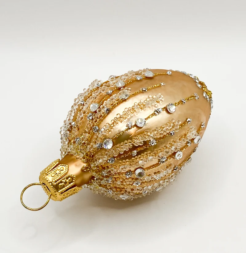 Kleines goldenes Ei mit Schmucksteinen