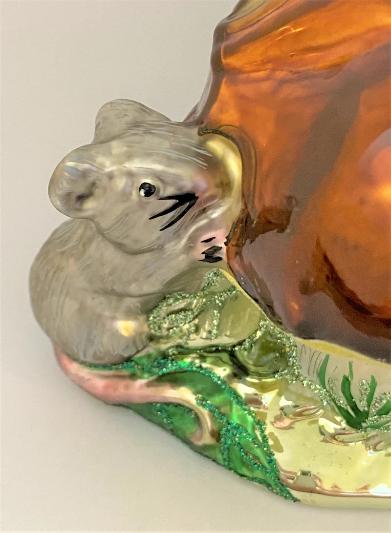Zwei graue Mäuse verspeisen den Steinpilz, KOMOZJA MOSTOWSKI