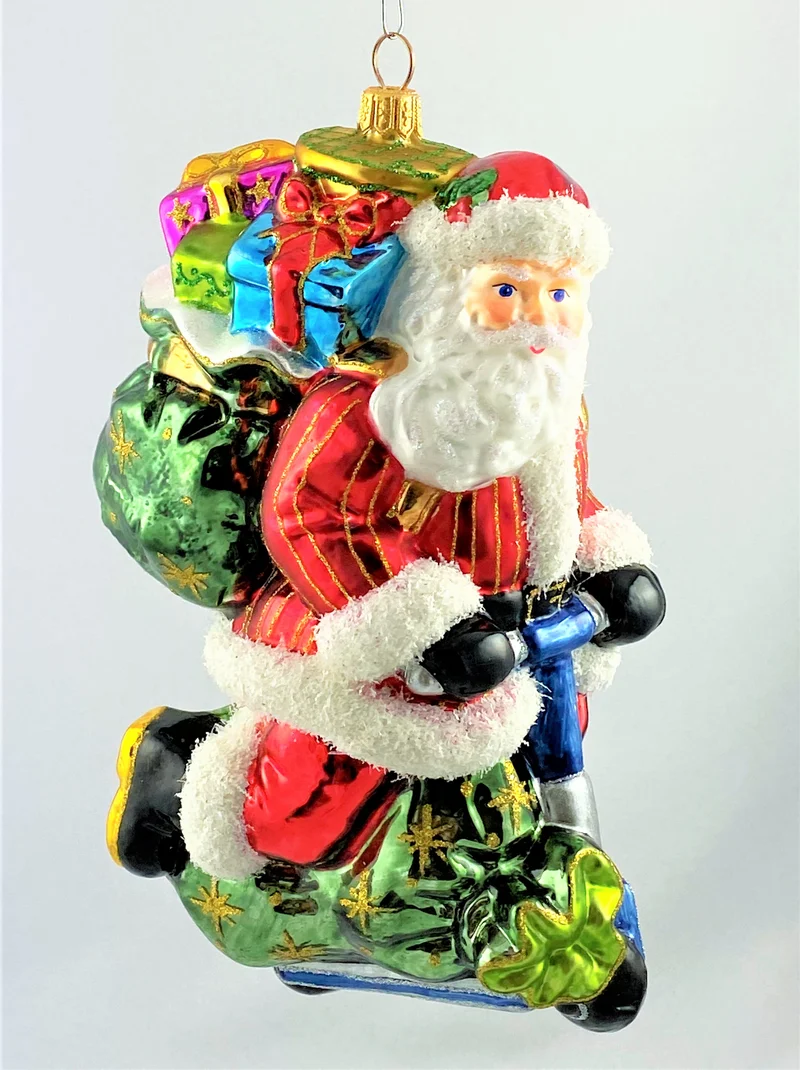 Weihnachtsmann bringt die Geschenke mit dem Scooter