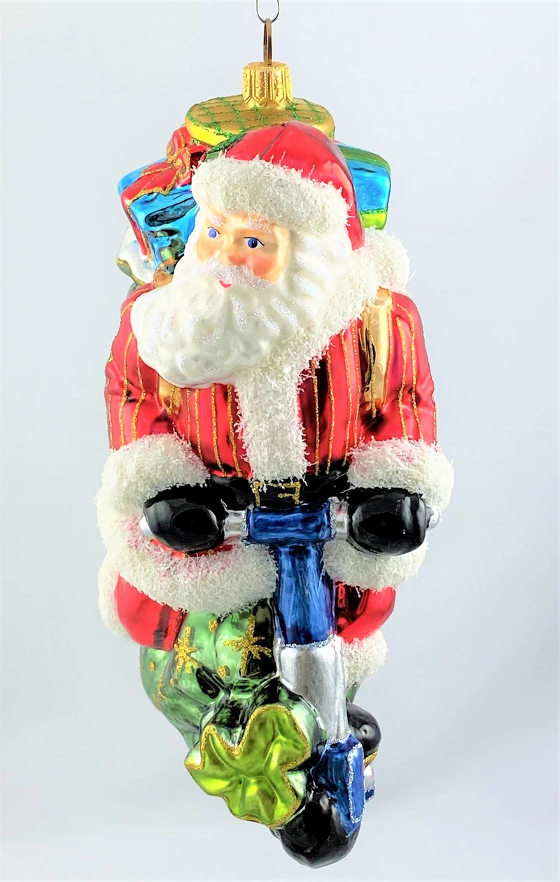 Weihnachtsmann bringt die Geschenke mit dem Scooter
