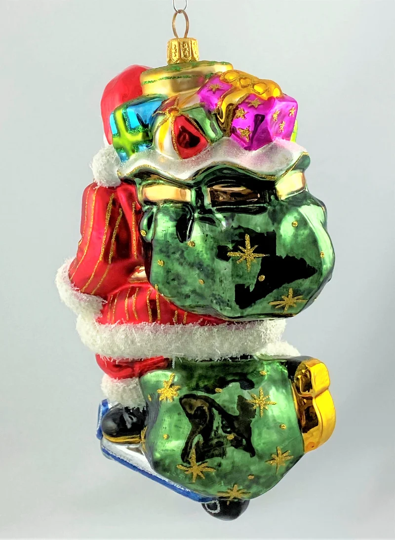 Weihnachtsmann bringt die Geschenke mit dem Scooter