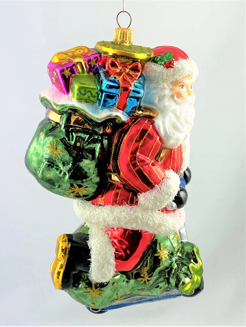 Weihnachtsmann bringt die Geschenke mit dem Scooter