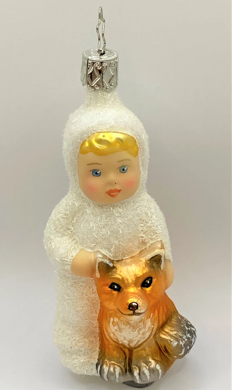Schneekind spielt mit dem Fuchs