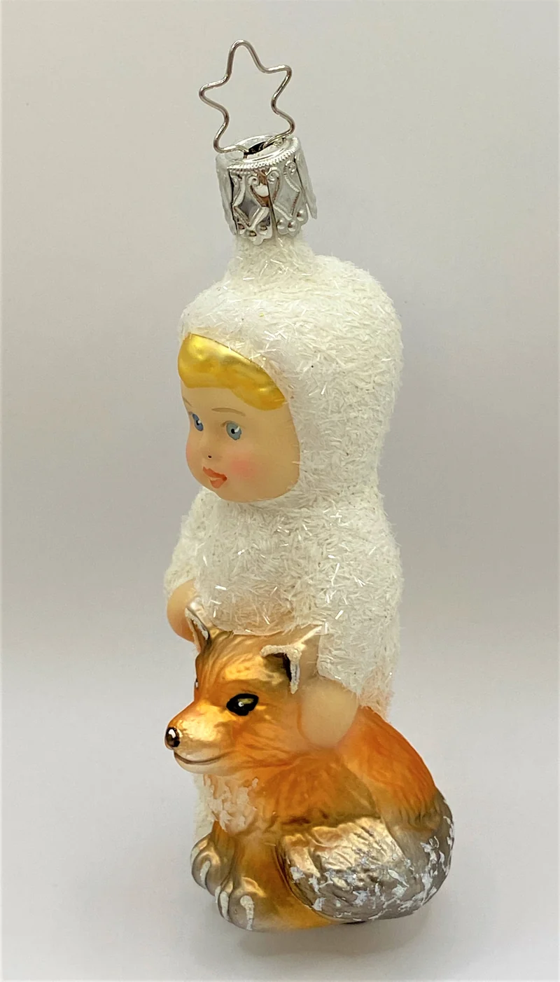 Schneekind spielt mit dem Fuchs