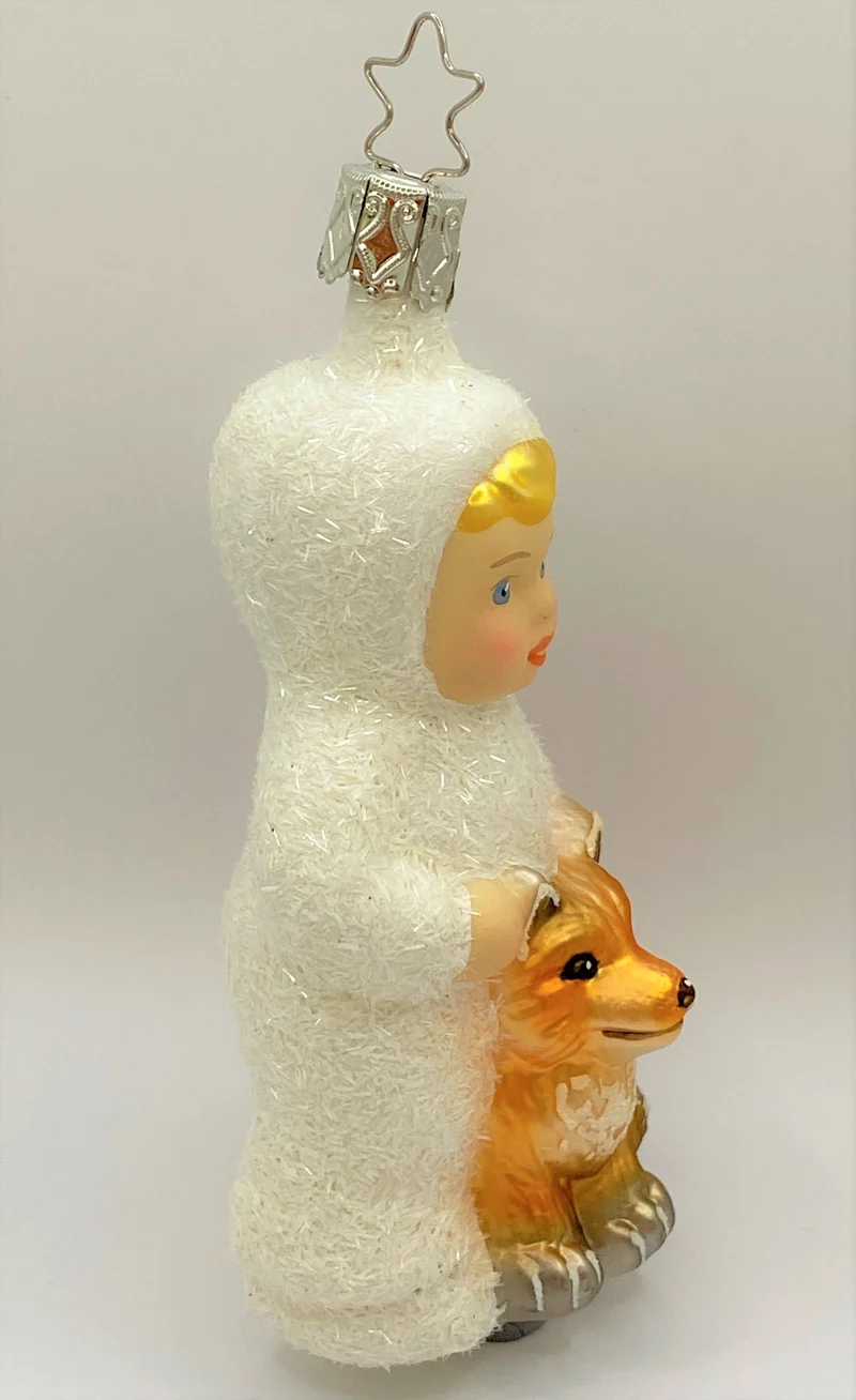 Schneekind spielt mit dem Fuchs