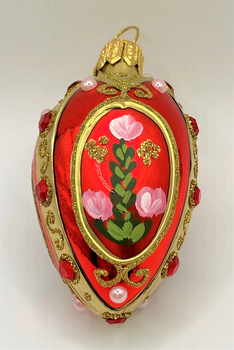 Kleines rotes Ei mit gemaltem Blumendekor