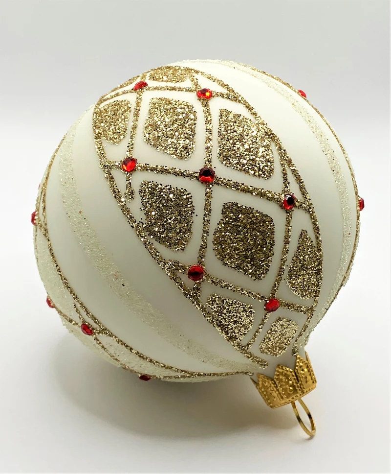 Kugel gebrochen weiss mit Barockmuster und roten Steinen