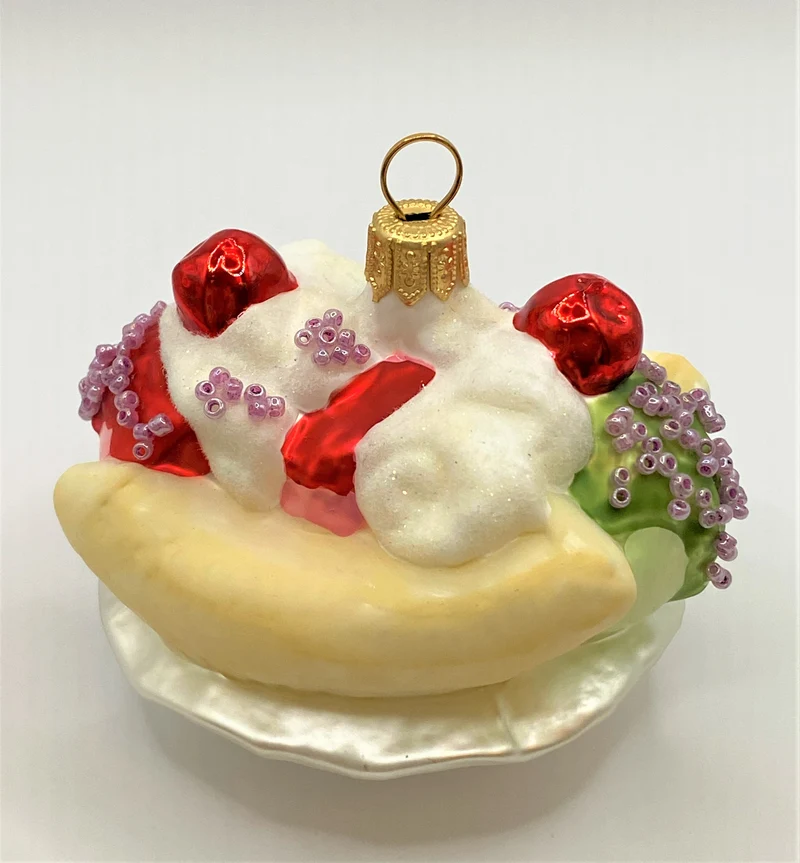 Bananen-Split mit Kirschendekor