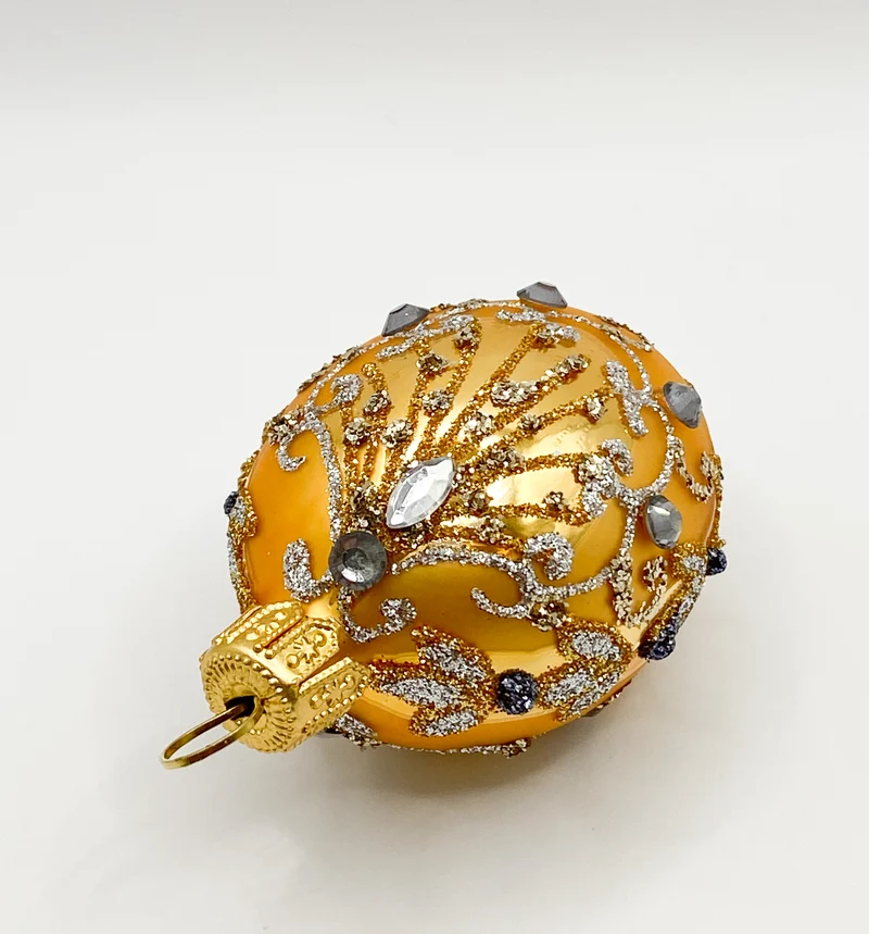 Kleines goldenes Ei mit Rokokodekor