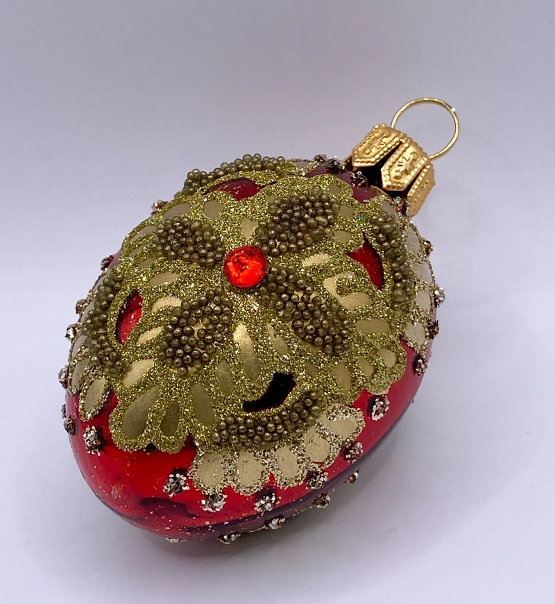 Kleines rotes Ei mit grossem Golddekor