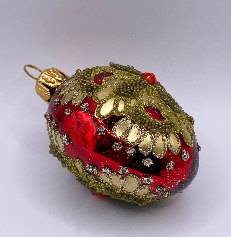 Kleines rotes Ei mit grossem Golddekor