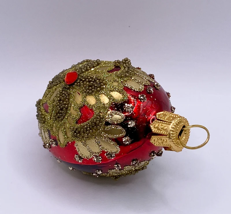 Kleines rotes Ei mit grossem Golddekor