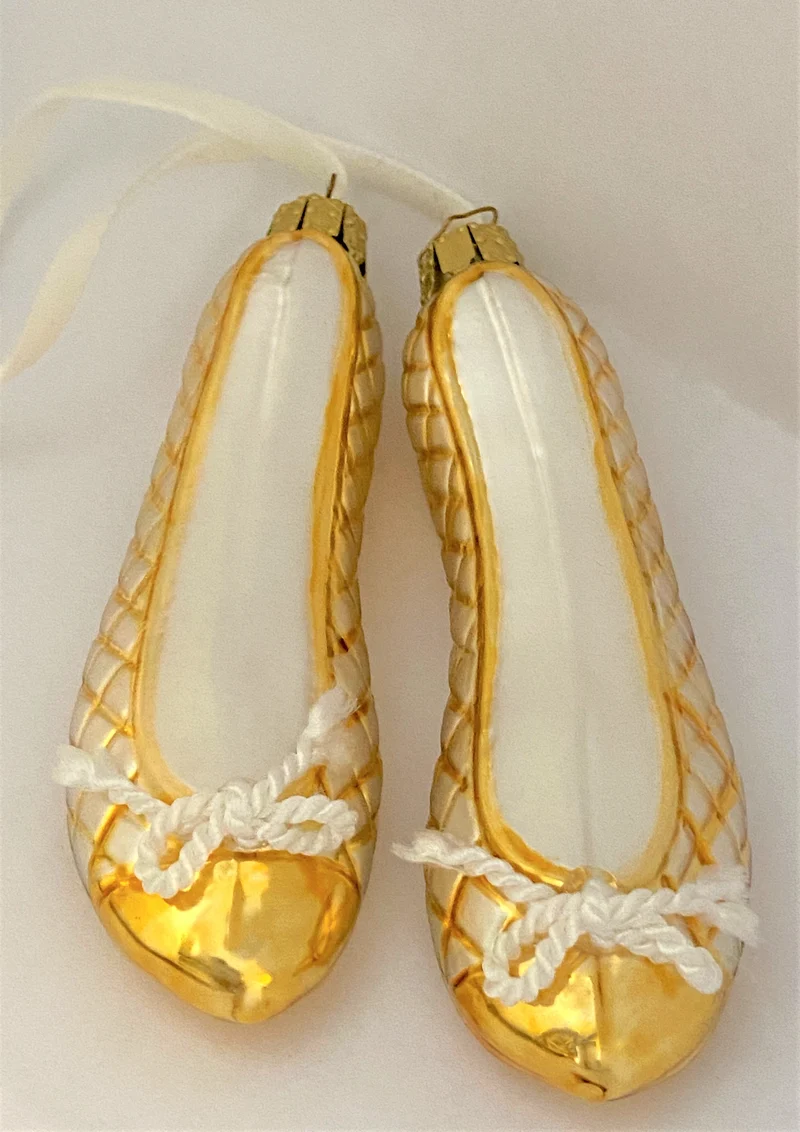 Paar weisse Ballerina mit Goldkaro