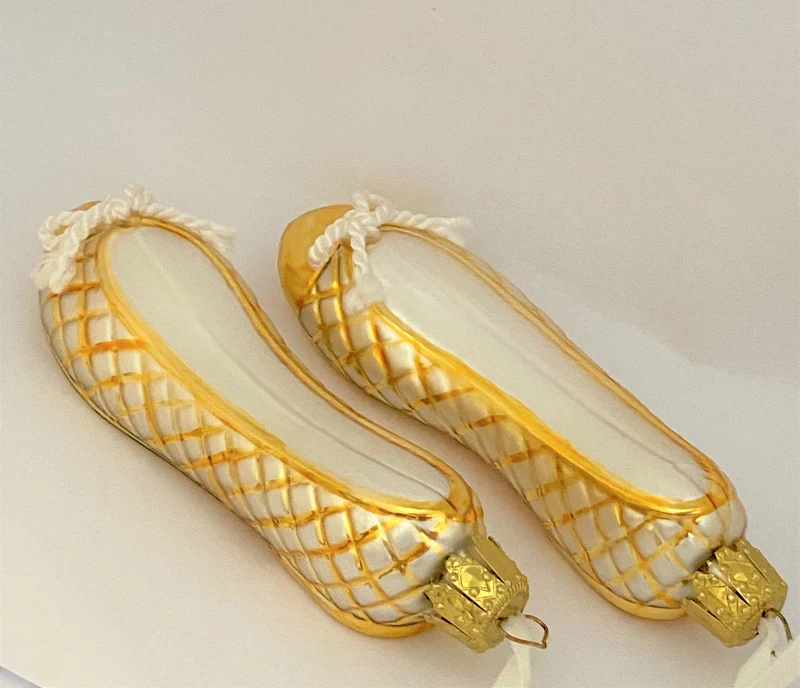 Paar weisse Ballerina mit Goldkaro