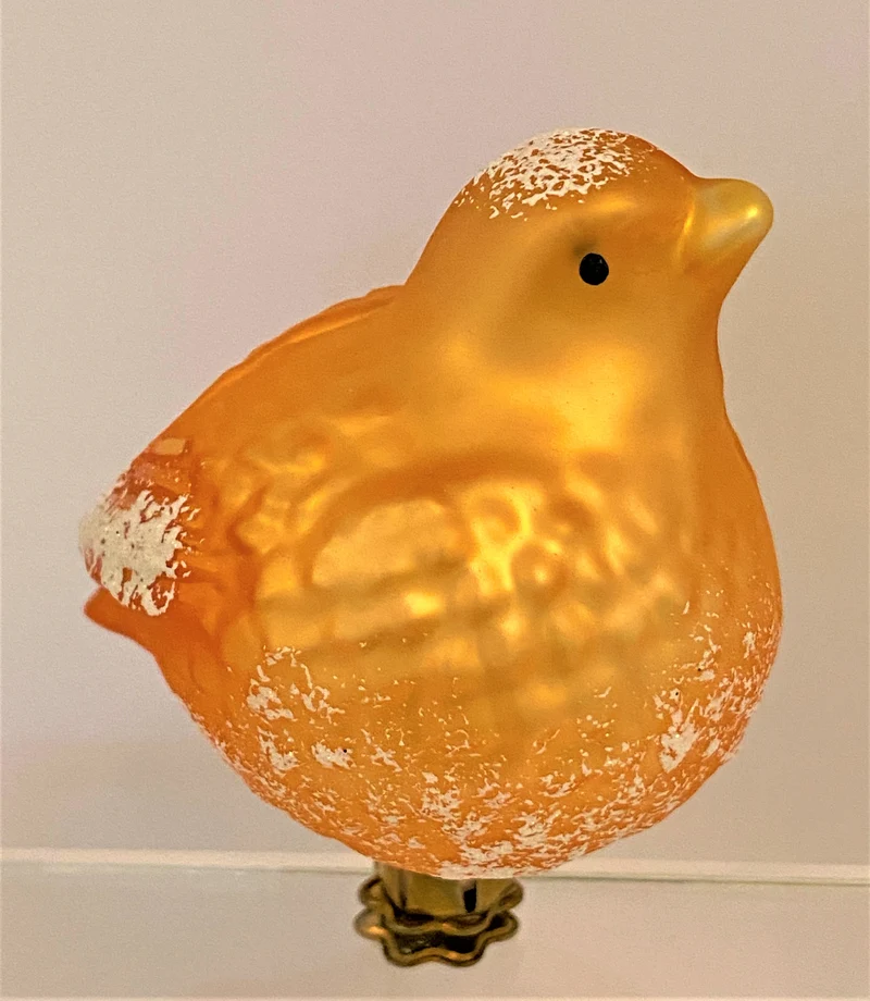 Dickes oranges Vögelchen auf Clip