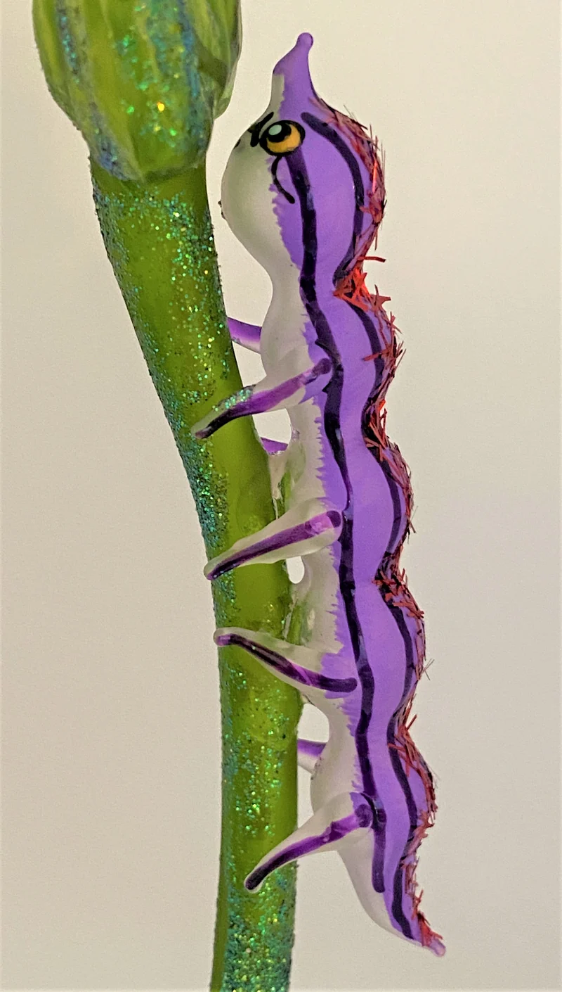 Violette Raupe am Blatt
