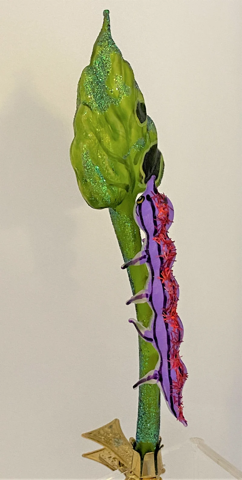 Violette Raupe am Blatt