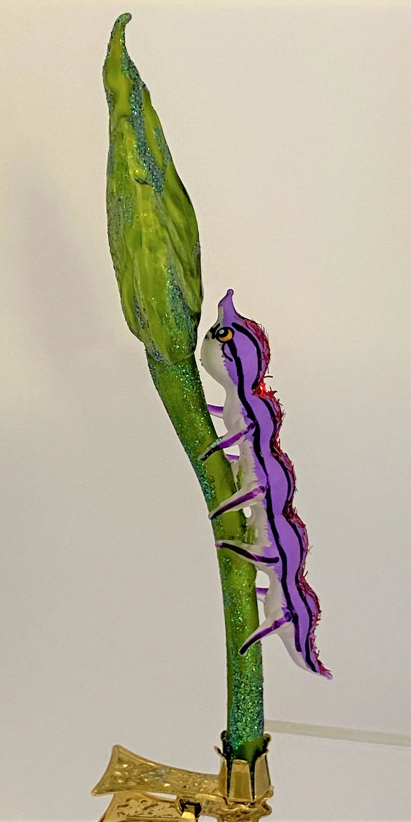 Violette Raupe am Blatt