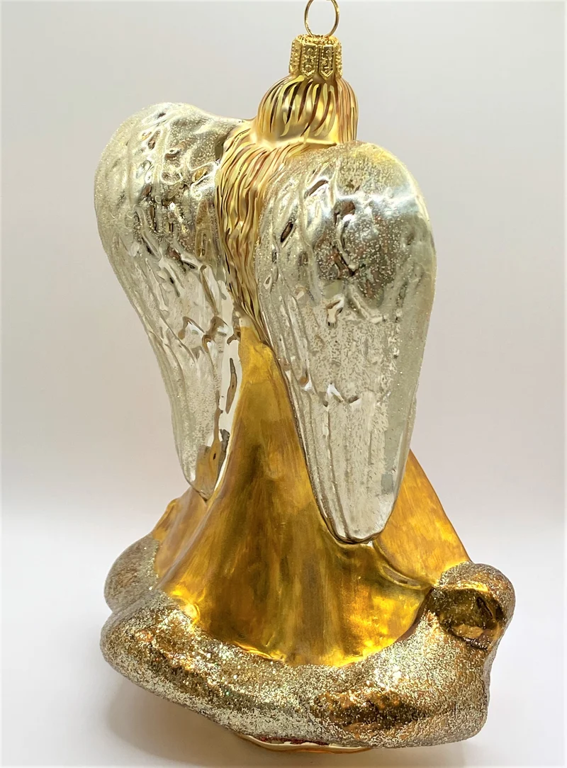 Engel mit rotem Herz