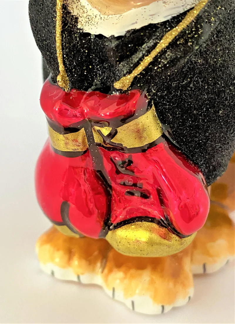 Boxer-Hund im Hoodie mit Boxer-Handschuhen, KOMOZJA MOSTOWSKI