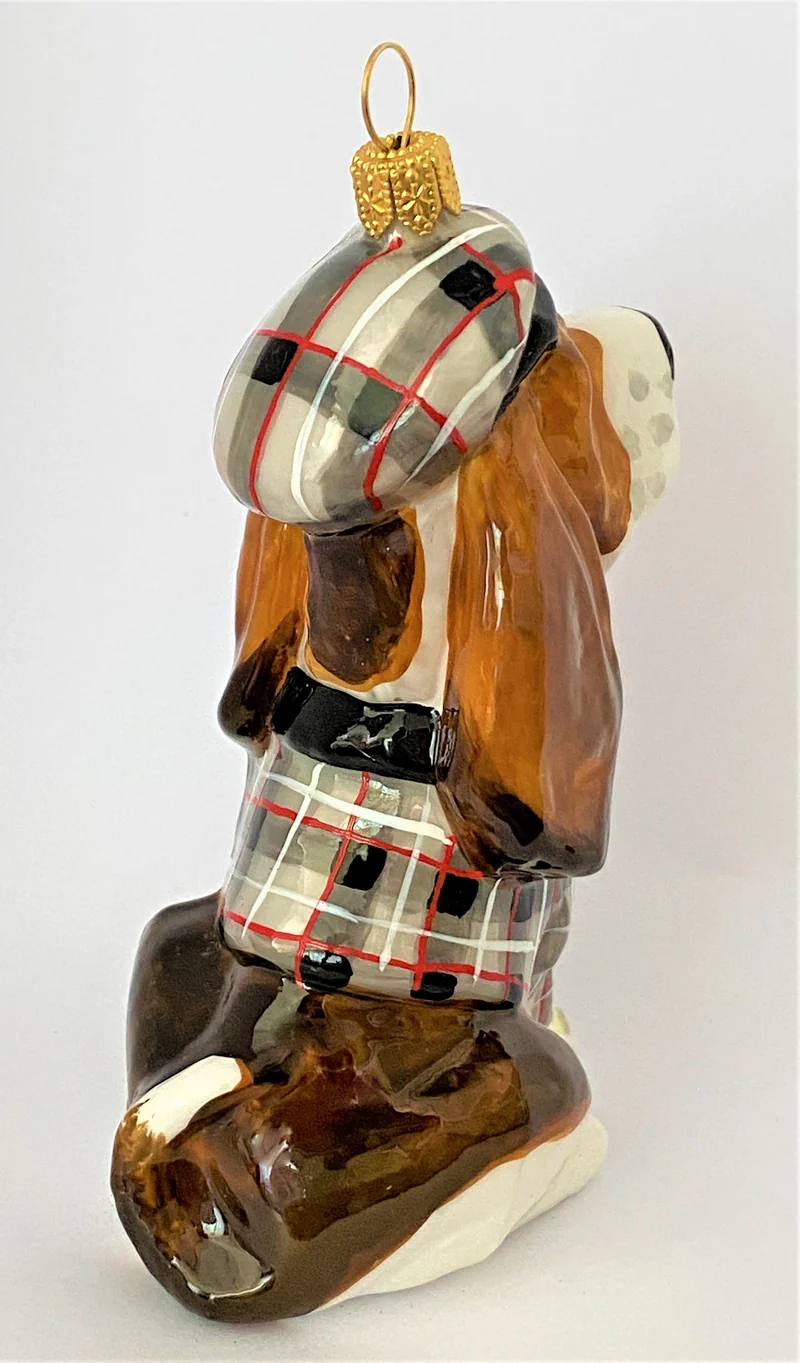 Basset mit karierter Schiebermütze, KOMOZJA MOSTOWSKI