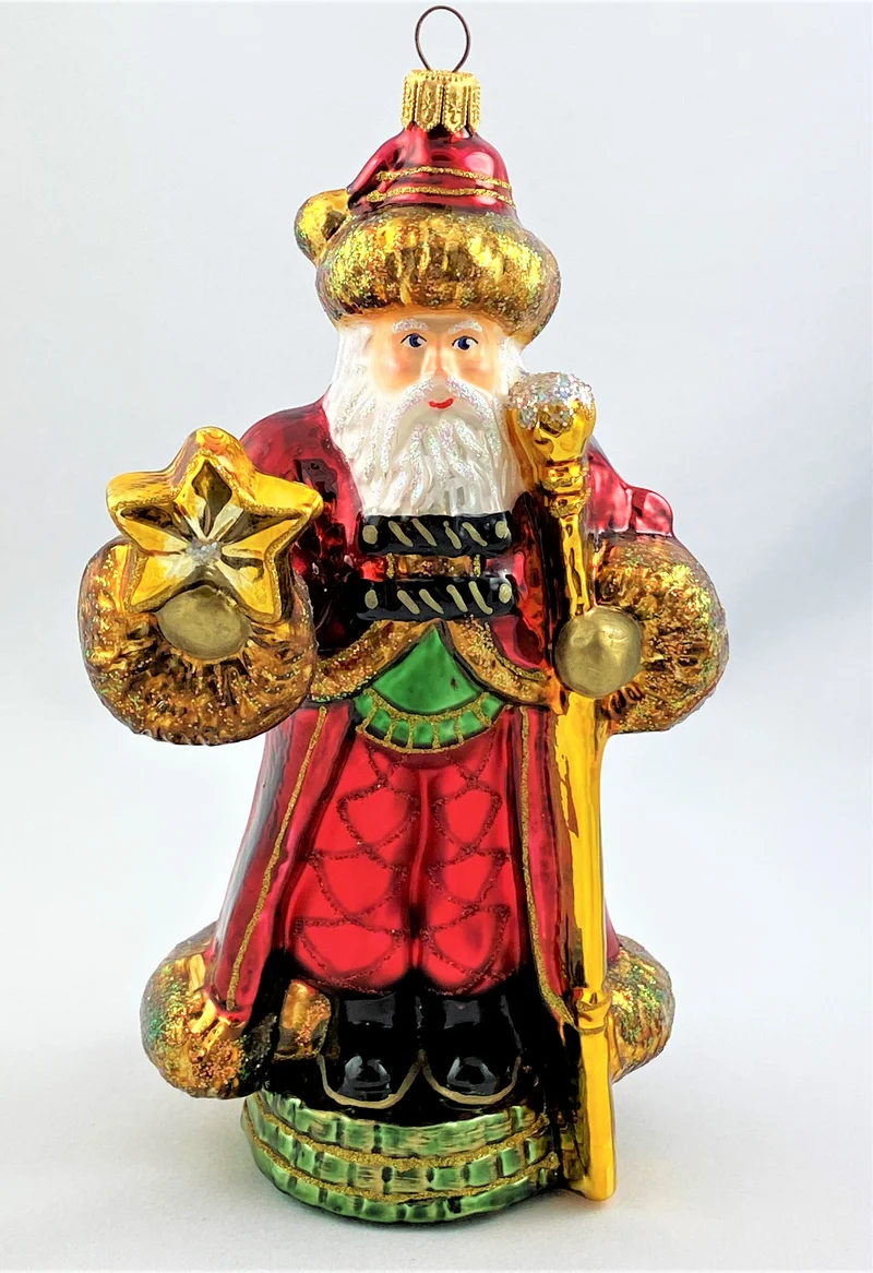 Russischer Weihnachtsmann freut sich am goldenen Stern