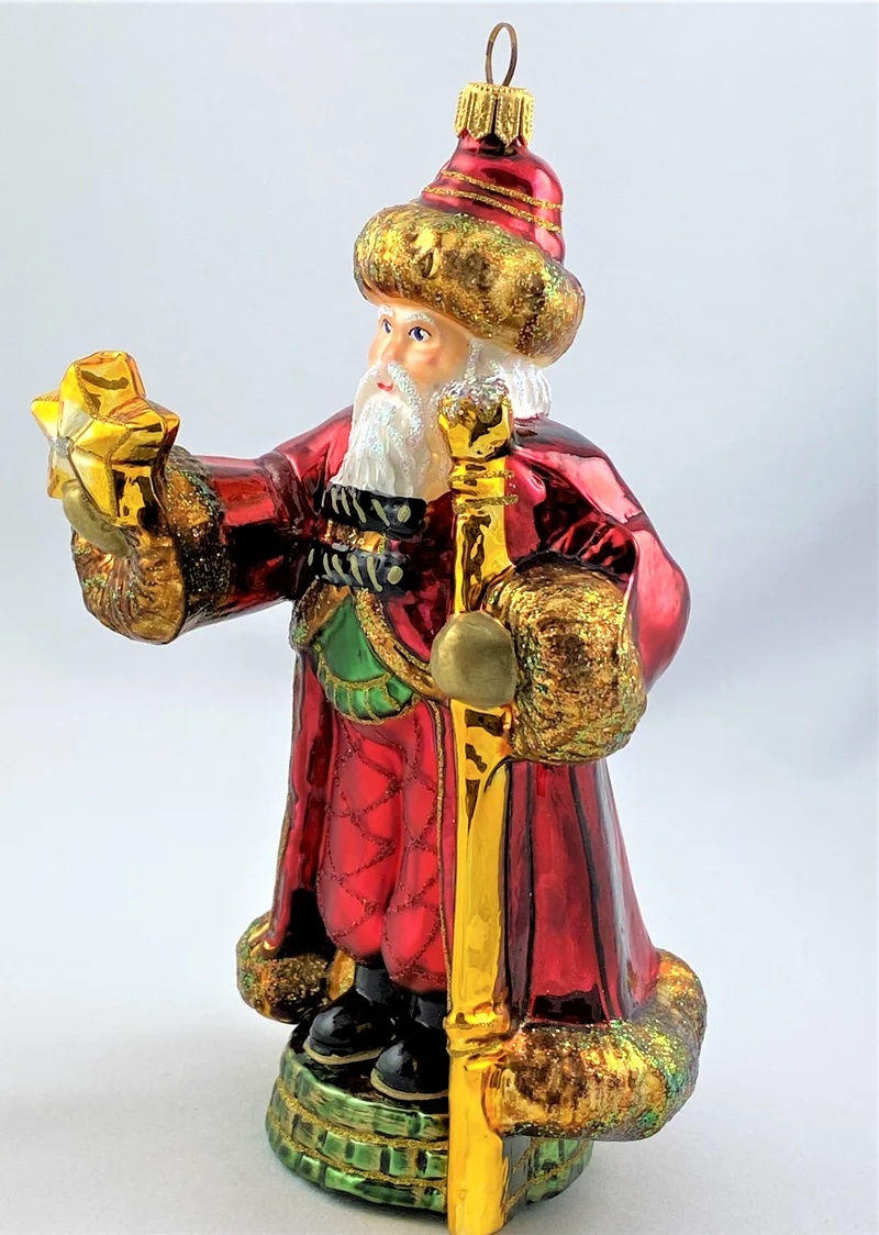 Russischer Weihnachtsmann freut sich am goldenen Stern