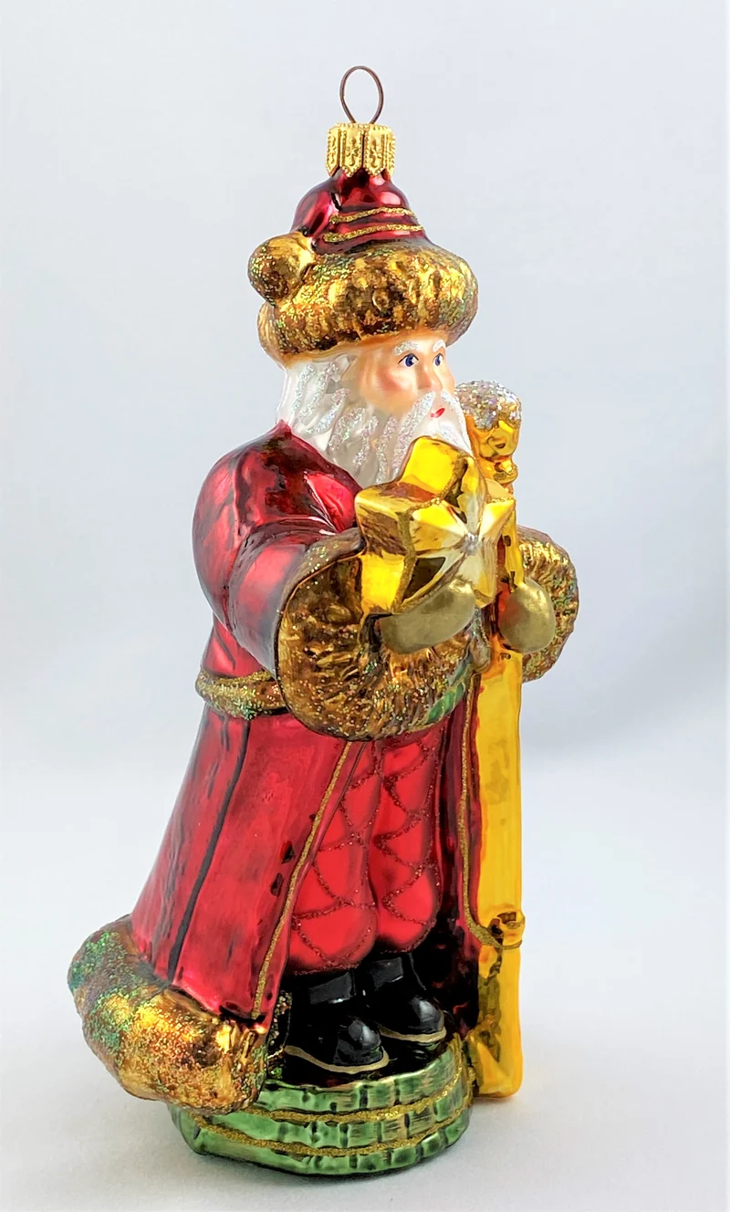 Russischer Weihnachtsmann freut sich am goldenen Stern