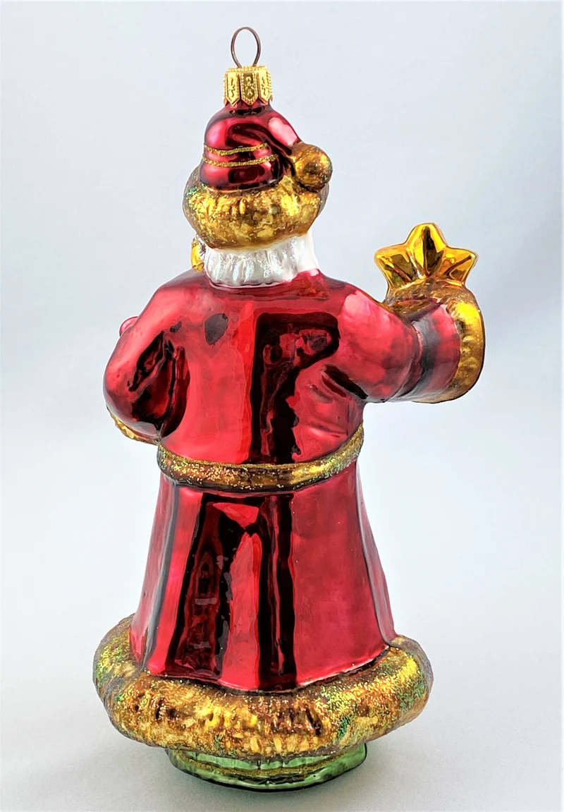 Russischer Weihnachtsmann freut sich am goldenen Stern