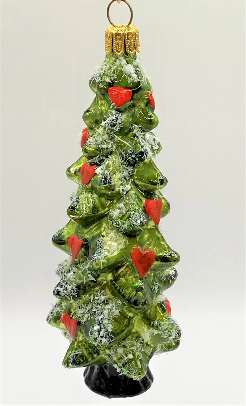 Schmaler Weihnachtsbaum mit roten Herzen dekoriert