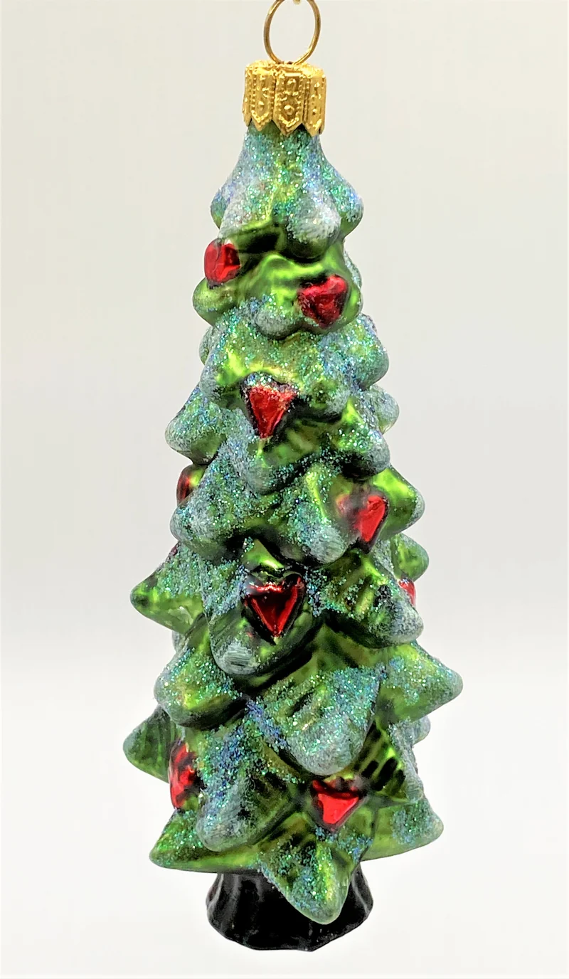 Schmaler dunkelgrüner Weihnachtsbaum mit roten Herzen dekoriert