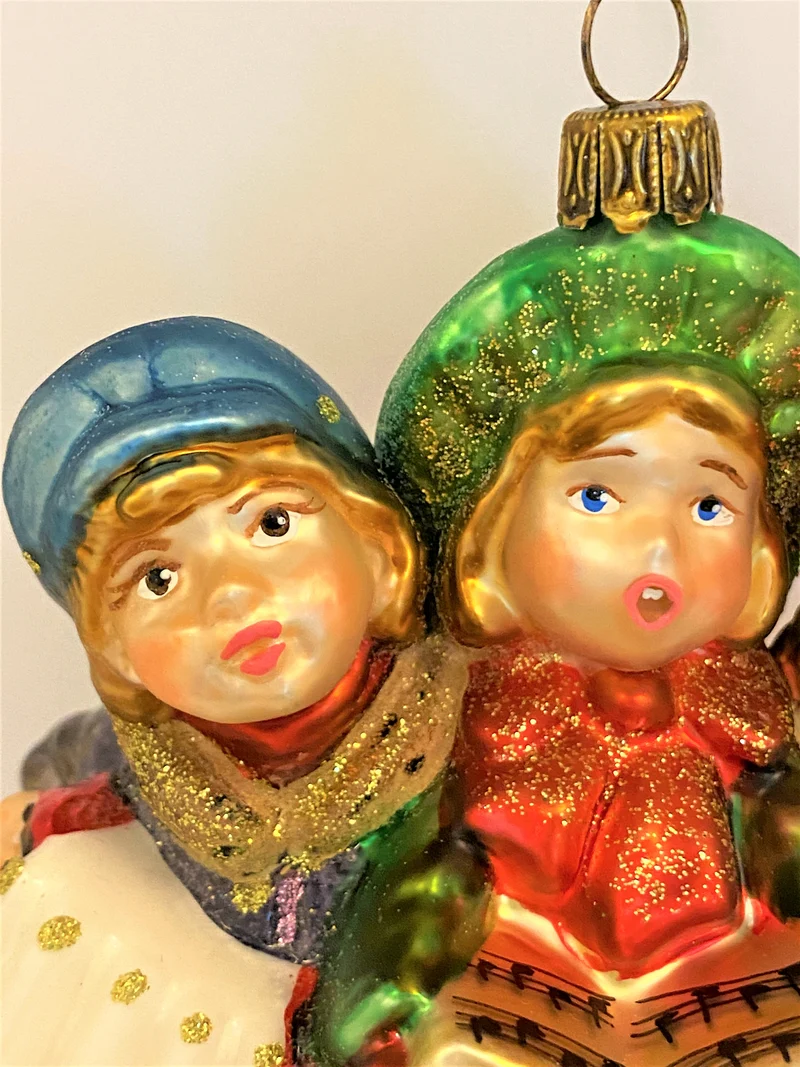 Drei Kinder singen zusammen Weihnachtslieder, KOMOZJA MOSTOWSKI