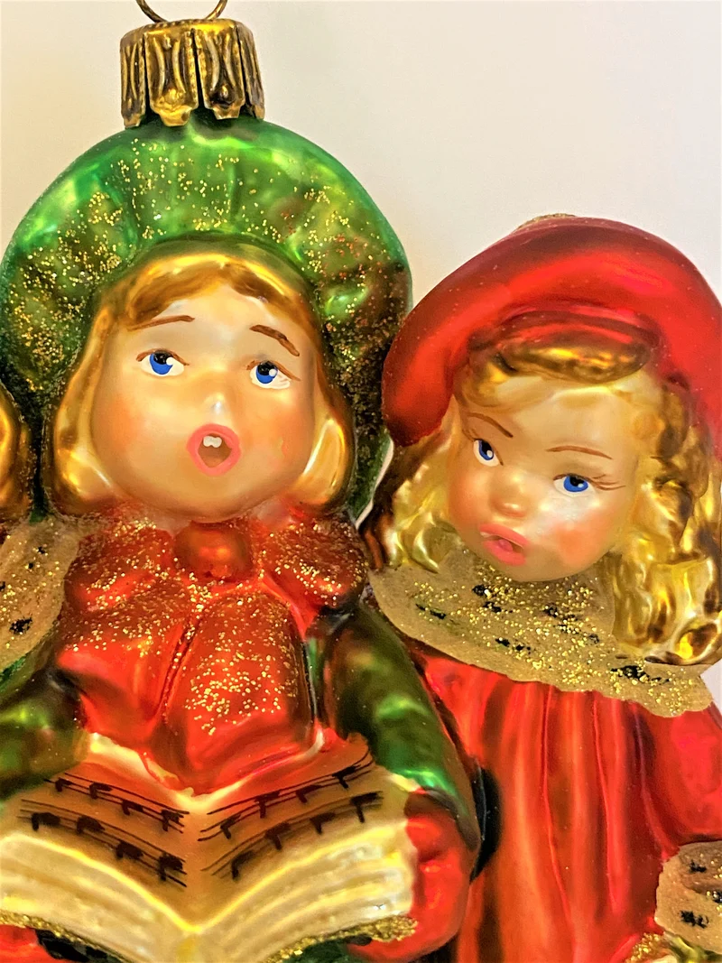 Drei Kinder singen zusammen Weihnachtslieder, KOMOZJA MOSTOWSKI