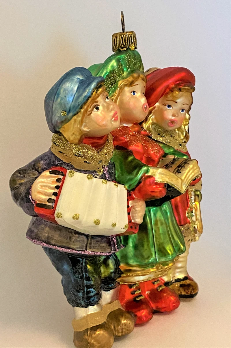 Drei Kinder singen zusammen Weihnachtslieder, KOMOZJA MOSTOWSKI