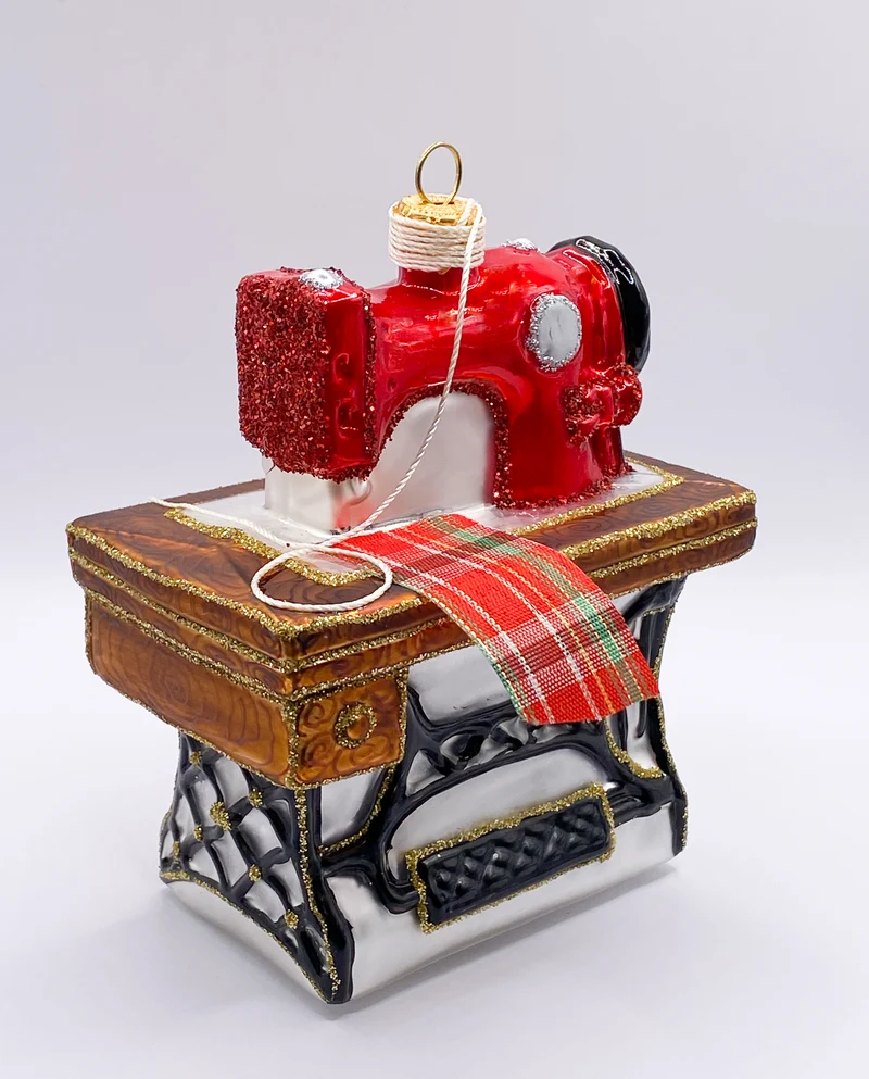 Nostalgische Trett-Nähmaschine, rot