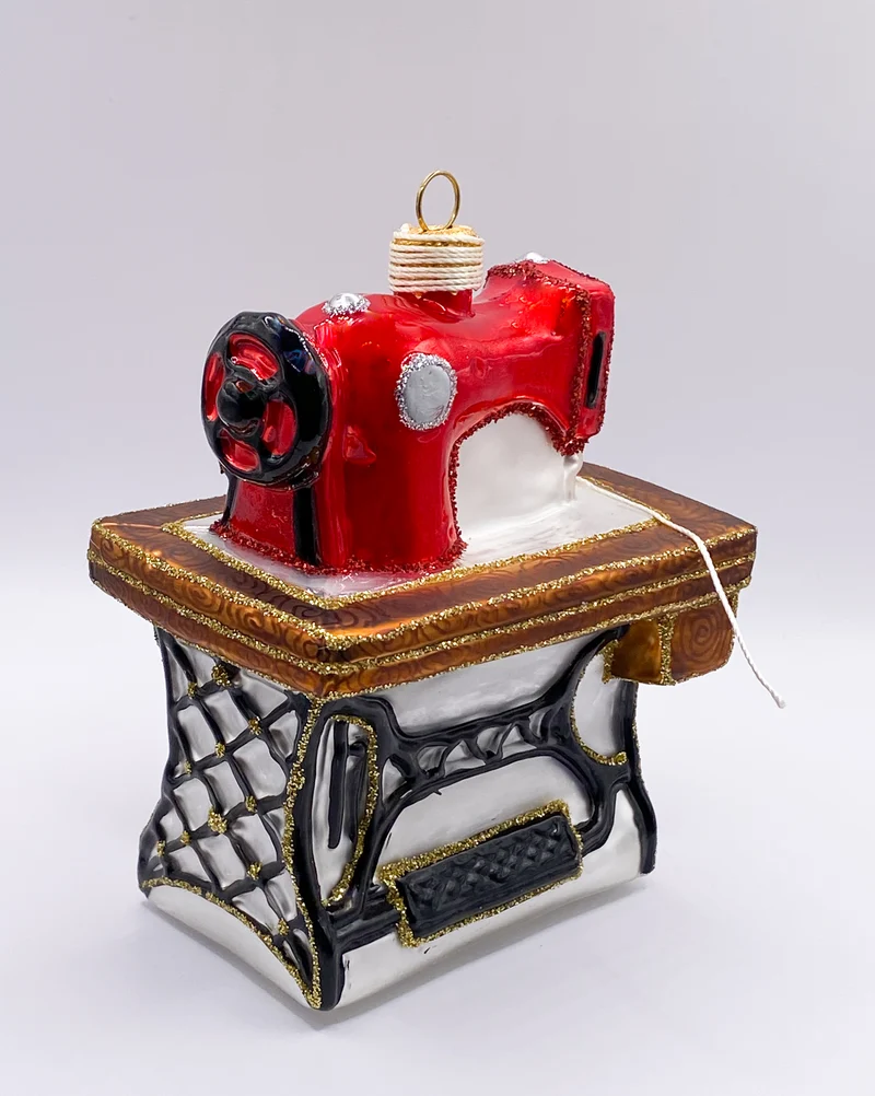 Nostalgische Trett-Nähmaschine, rot