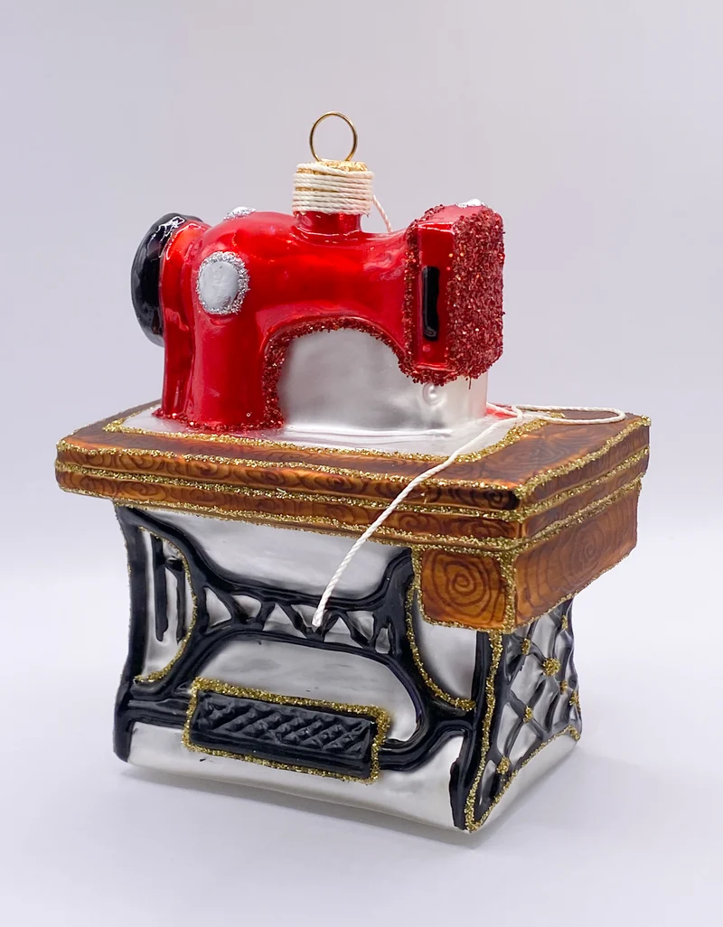 Nostalgische Trett-Nähmaschine, rot