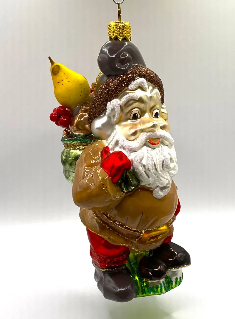 Zwerg mit Früchten im Rucksack