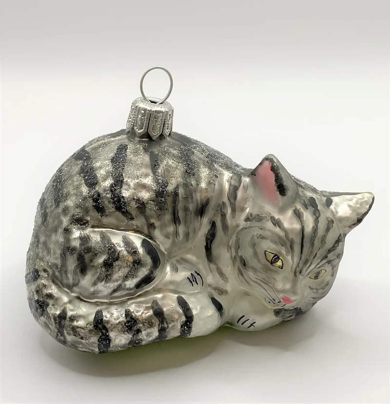 Liegende graue Tigerkatze
