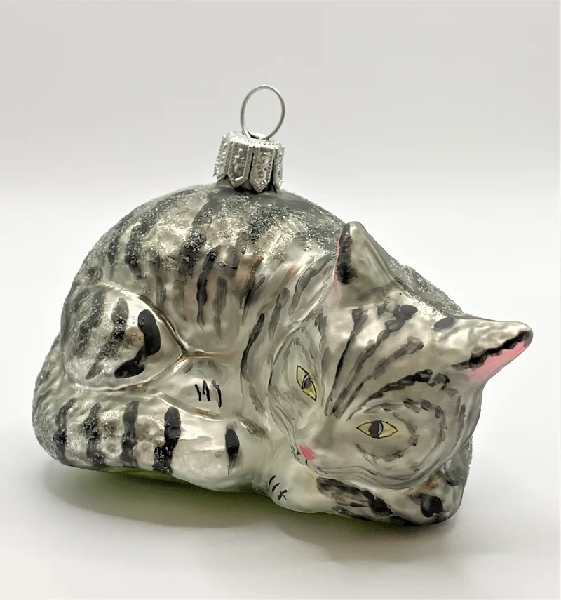 Liegende graue Tigerkatze