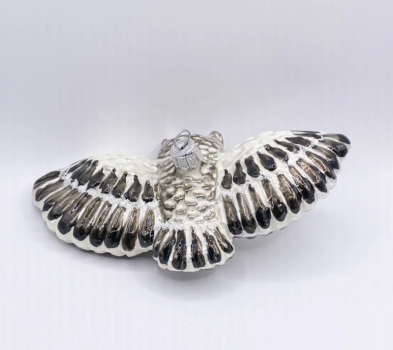 Fliegende weissgraue Eule